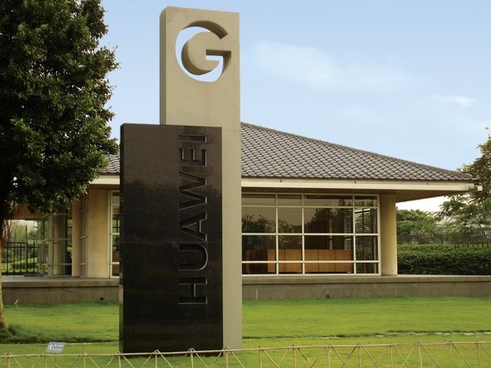 華為發布業界首款數據中心交換機CE12800下一代防火墻插卡，性能達到業界領先水平。