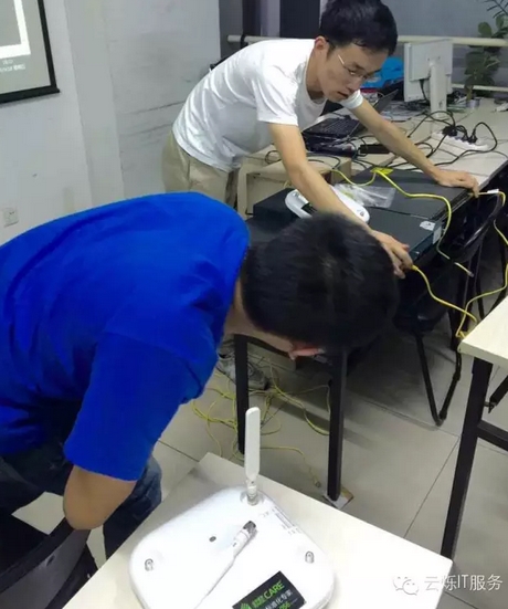 學生近距離觀摩無線設備鏈接