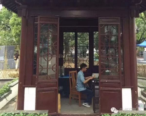 云爍工程師正在調試設備